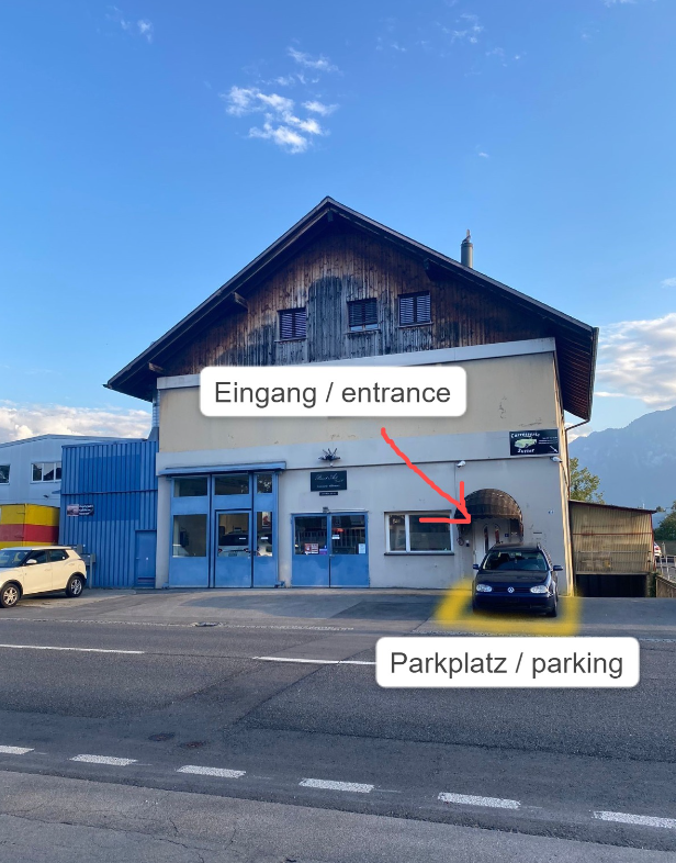 Eingang und Parkplatz